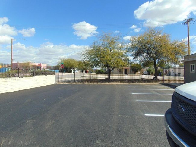 Building Photo - 630 E Elm St