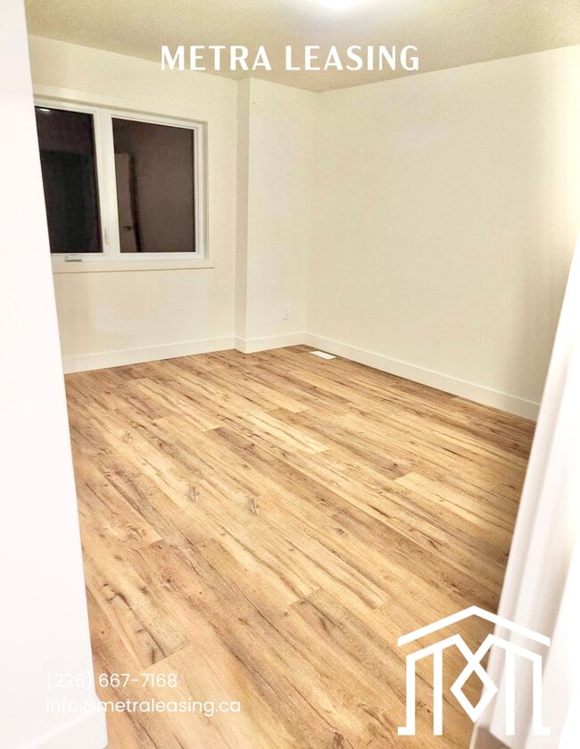 Building Photo - Three Bedroom Townhouse