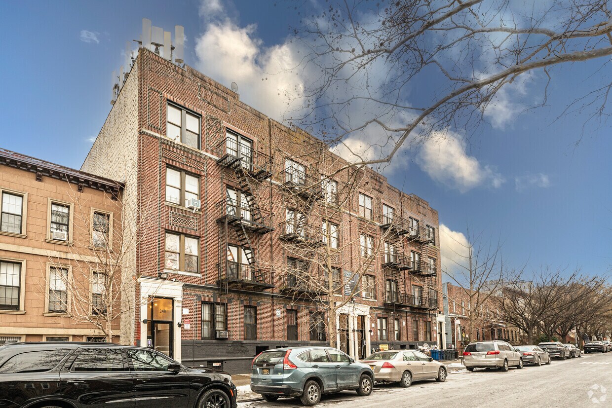 Primary Photo - 242-248 Bainbridge St