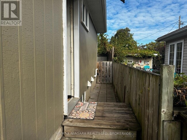 Building Photo - 43A Beachaven Dr