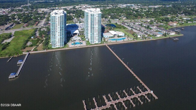 Foto del edificio - 241 Riverside Dr