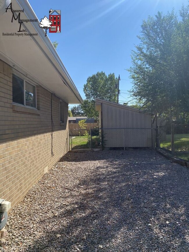 Building Photo - 2 bedroom duplex with fenced yard!! Off st...