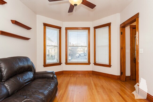 Foto del edificio - 3034 N Kedzie Ave