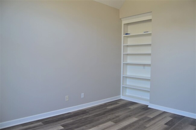 Building Photo - 351 Barnsley Dr