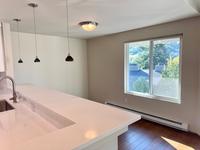 Building Photo - Woodlake Condo!!!