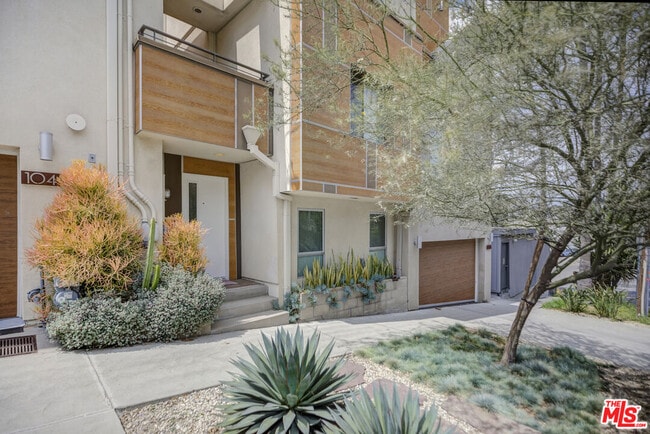 Building Photo - 1045 Manzanita St