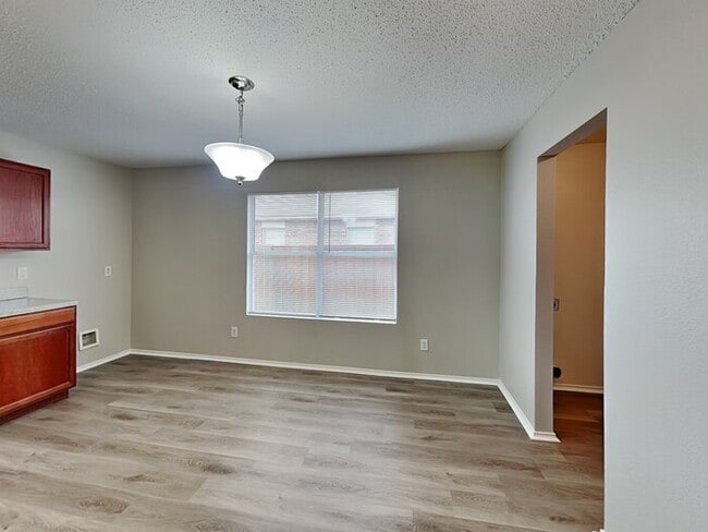 Foto del edificio - 216 Turning Tree Rd