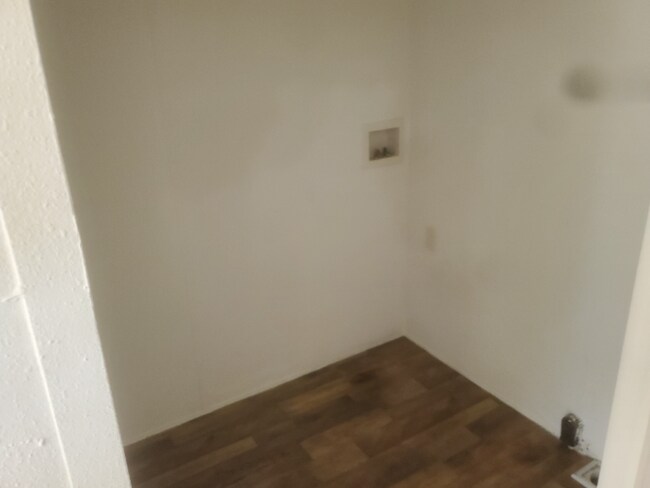 Building Photo - 525 Quarno Rd