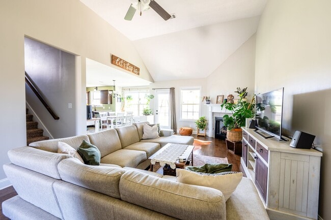 Building Photo - Pet Friendly Three Bedroom!