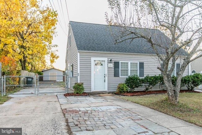 Building Photo - 121 Cabbel Dr