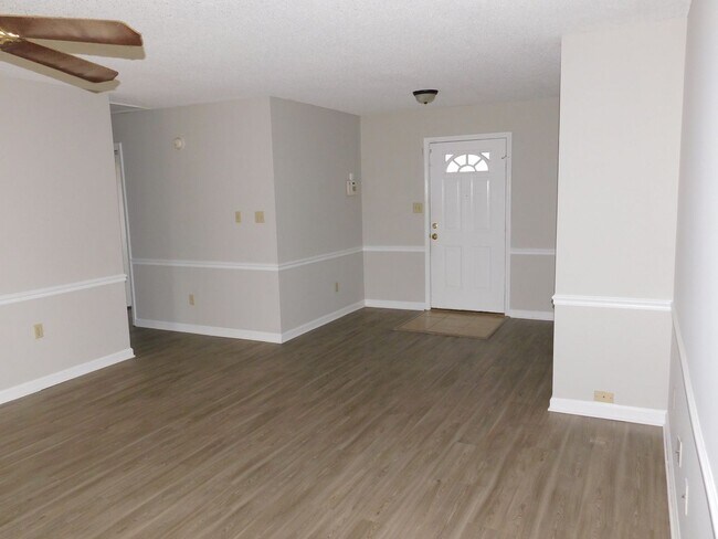 Building Photo - 10144 Hyman Dr