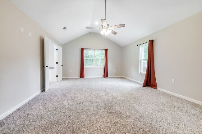 Foto del edificio - Freshly Painted 4 Bed Home on Huge Lot wit...