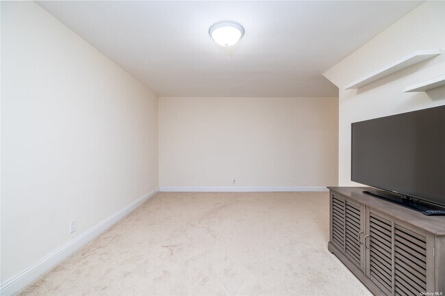 Building Photo - 411 Merrick Rd