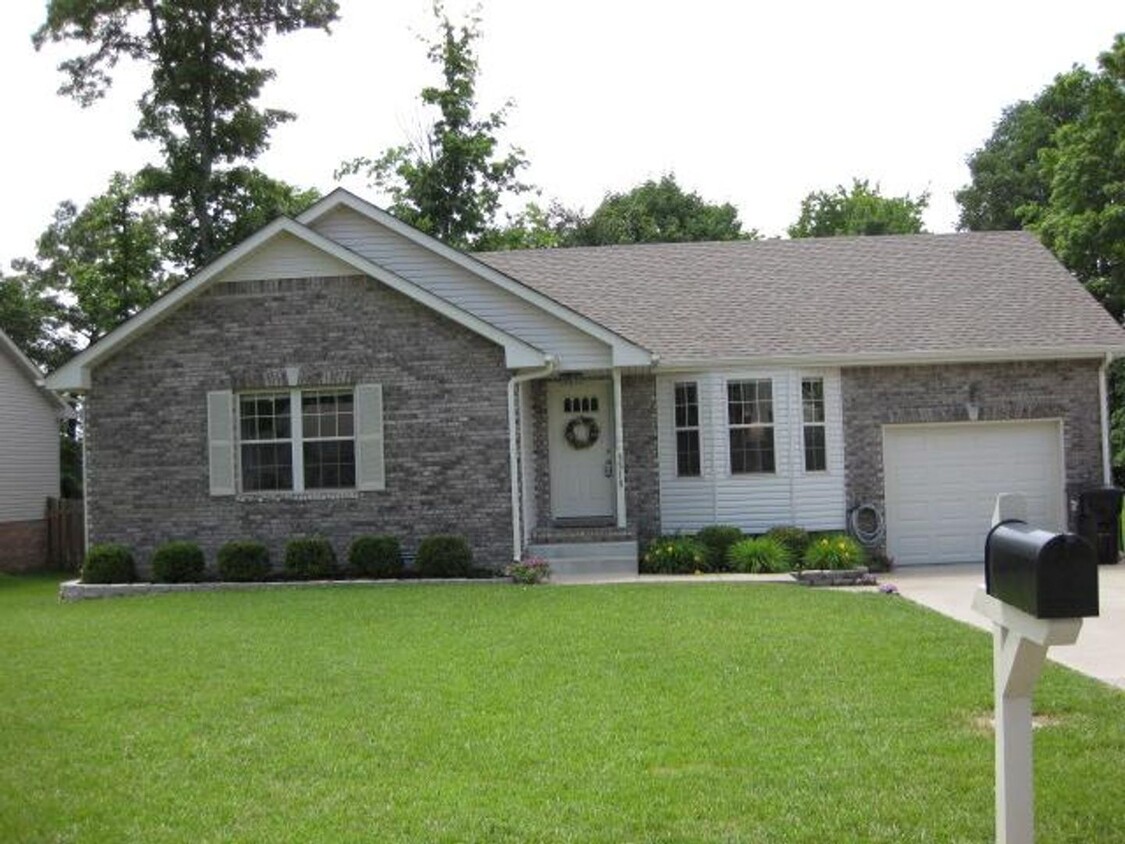 Foto principal - Adorable Ranch Home Near Fort Campbell