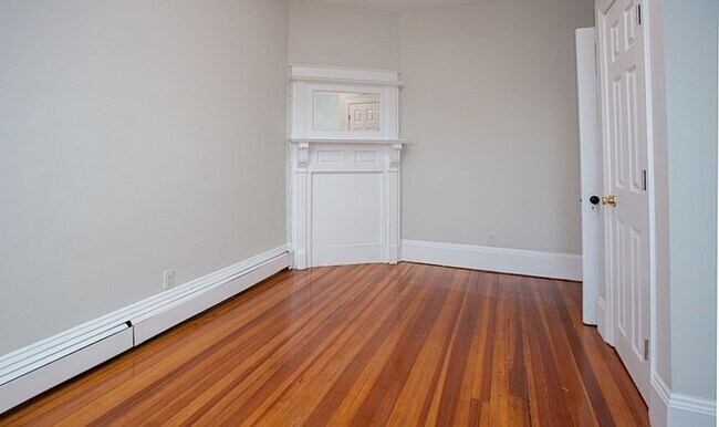 Foto del edificio - 3Br/1Bth in GREAT location!  Laundry in the building, new appliances.