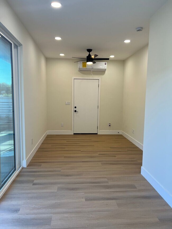 Building Photo - Stunning newly built, modern 1 bedroom, 1 ...
