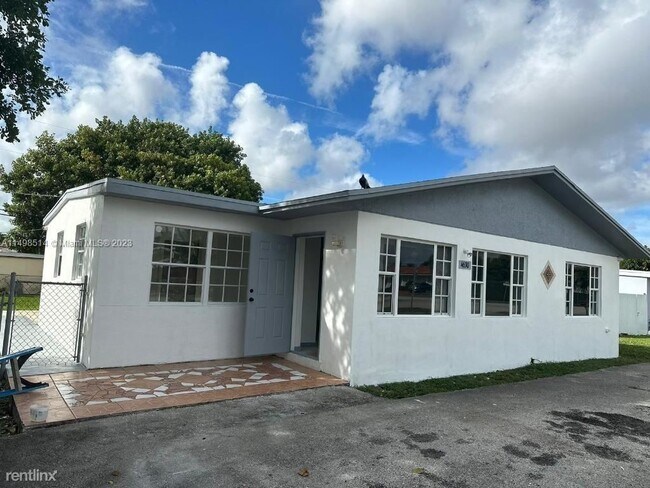 Building Photo - 3 br, 2 bath House - 4630 SW 97th Ave # 0