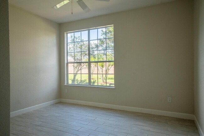 Building Photo - 9053 Lee Vista Blvd