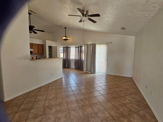 Foto del edificio - Clean THREE Bedroom Home For Rent