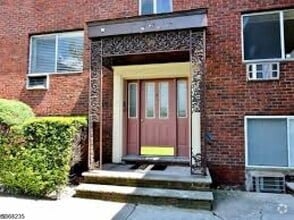 Building Photo - 378 Valley St