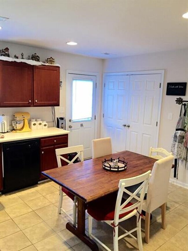 Building Photo - End Unit 3 Bedroom Townhouse