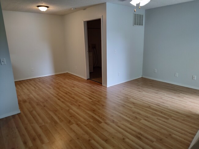 Building Photo - 5205 N Pierson St