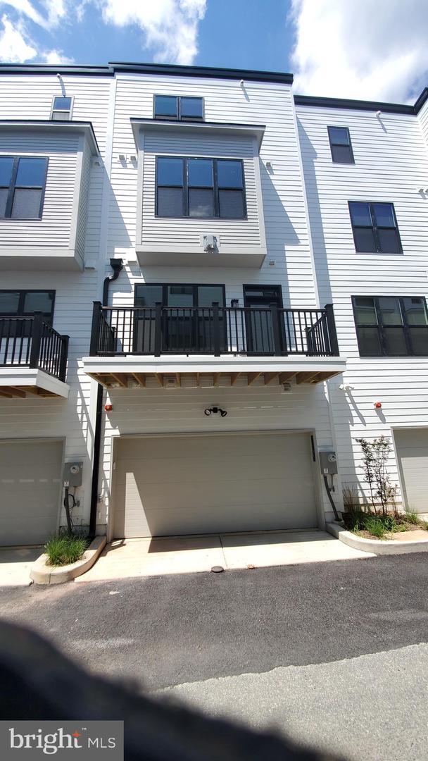 Foto del edificio - 11372 Emerald Park Rd