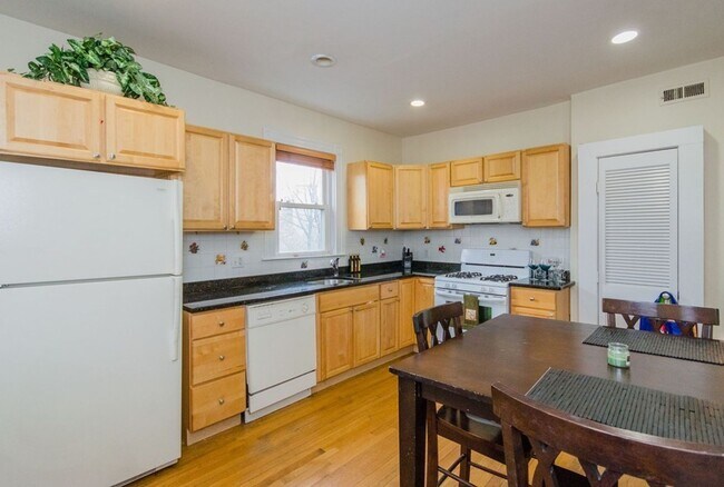 Foto del edificio - Sunny 2 Bed in Jamaica Plain Available 8/1/26