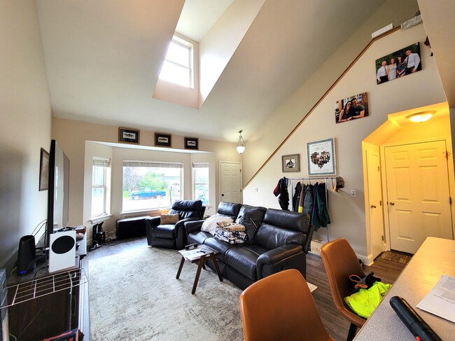 Building Photo - 306 Golden Valley Dr