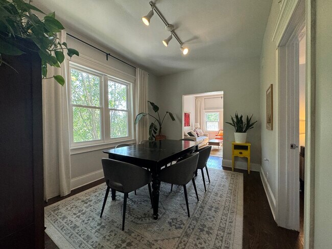 Foto del edificio - 1701 N Maplewood Ave