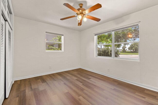 Foto del edificio - 824 Prosperity Farms Rd