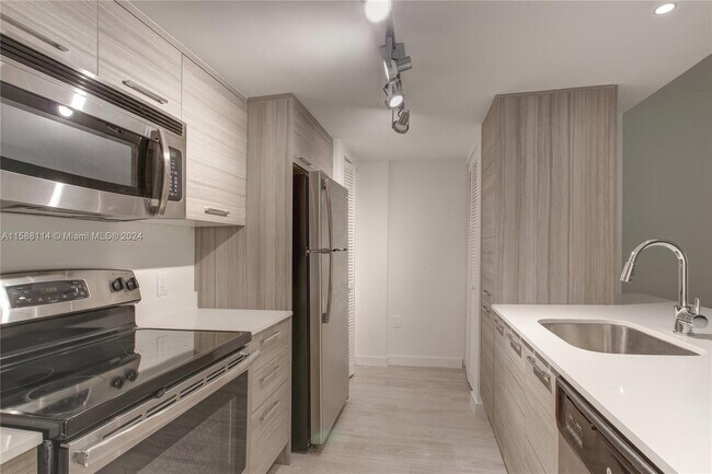 Building Photo - 1756 N Bayshore Drive Unit 10F
