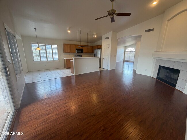 Foto del edificio - 12054 S 44th St