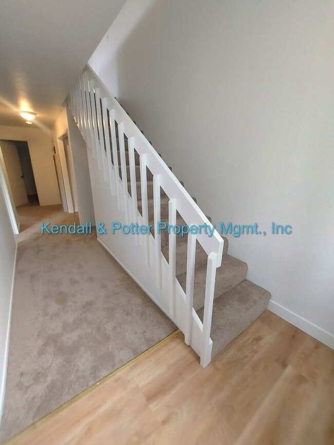 Building Photo - Spacious 2br Duplex with Yard!