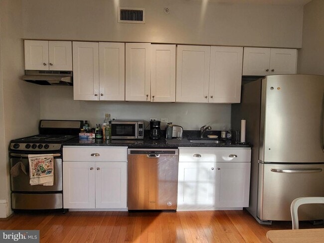 Building Photo - 1955 Locust St