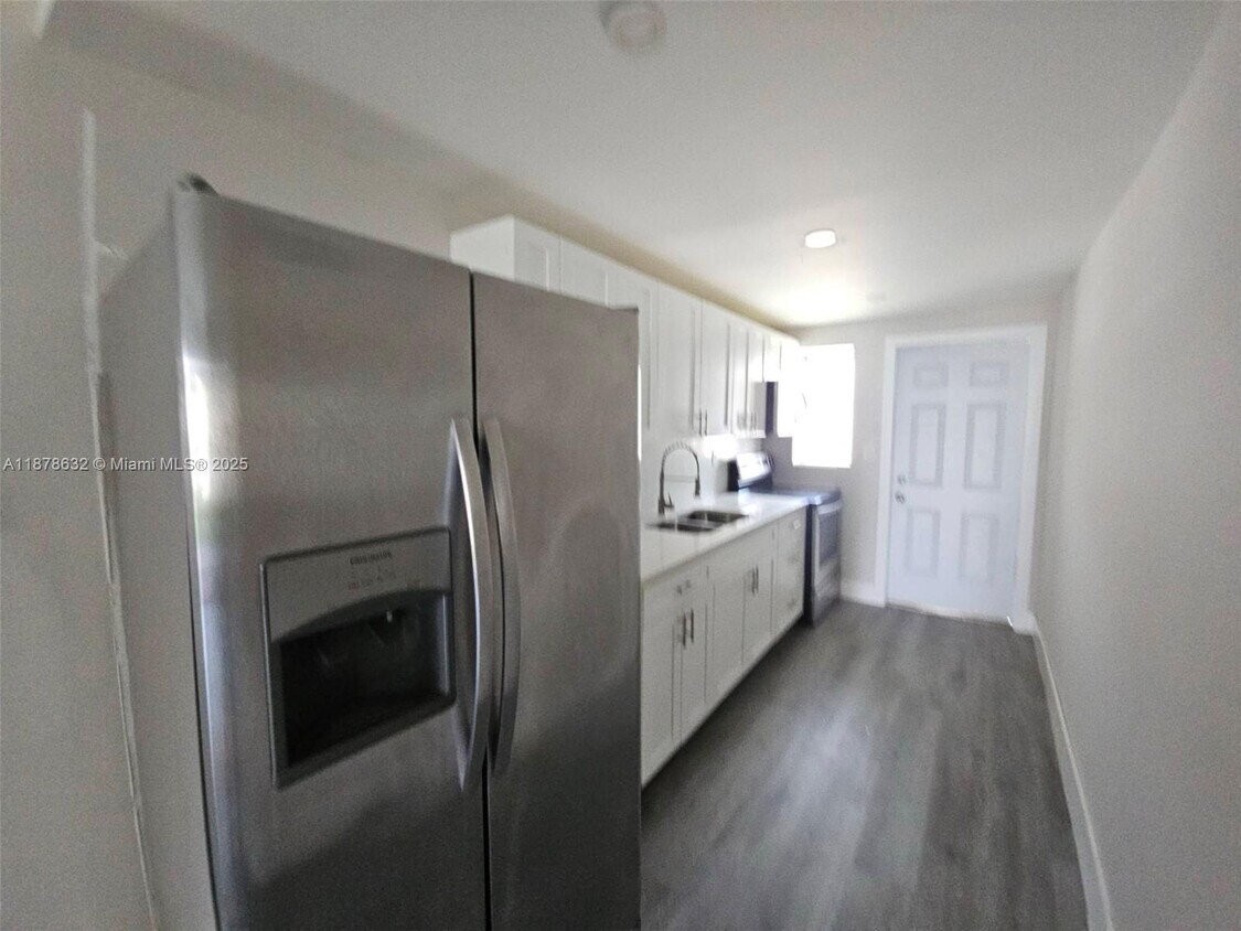 Primary Photo - 1450 NE 170th St