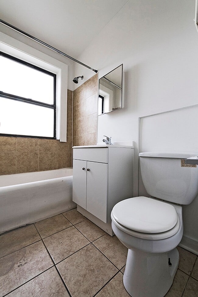 Building Photo - 808 W 76th