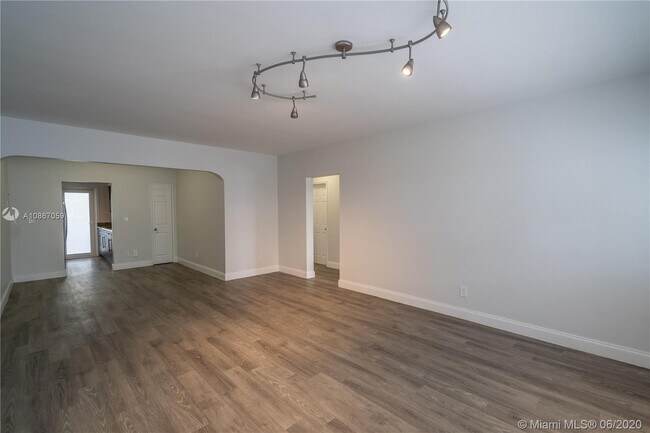 Foto del edificio - 8330 Byron Ave
