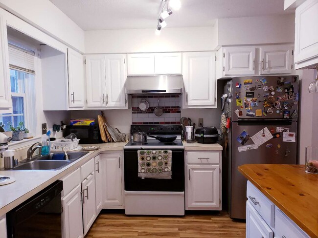 Foto del edificio - 104 Woodbine by the Lake