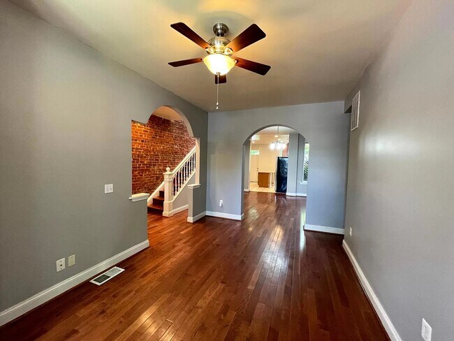 Sala de estar de planta abierto - 1439 Maryland Ave NE