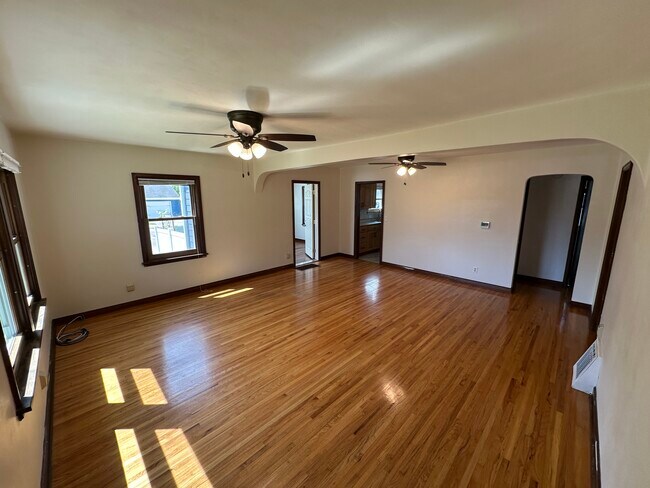 Sala de estar - 104 Everett St N