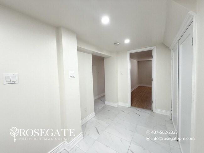 Photo du bâtiment - Modern 2-Bedroom Basement Apartment with O...