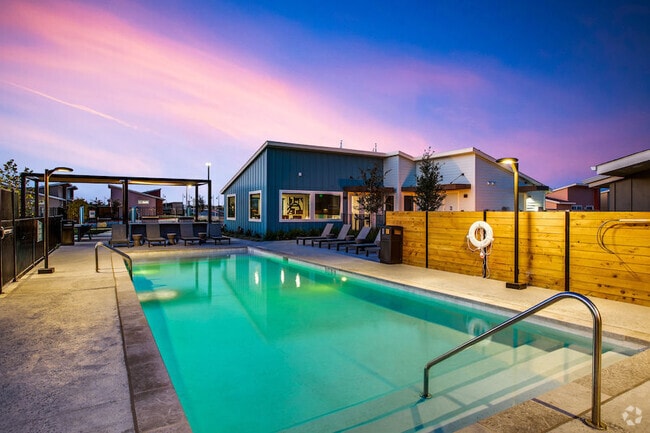 Building Photo - Estates at Plum Creek