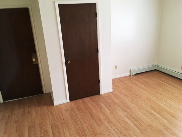 Building Photo - 513 S Van Buren St