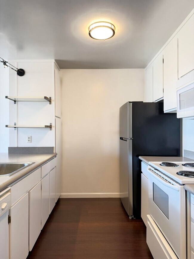 Building Photo - 2101 Shoreline Drive Apt 254