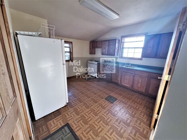 Foto del edificio - 801 E 6th- 4 bedroom house