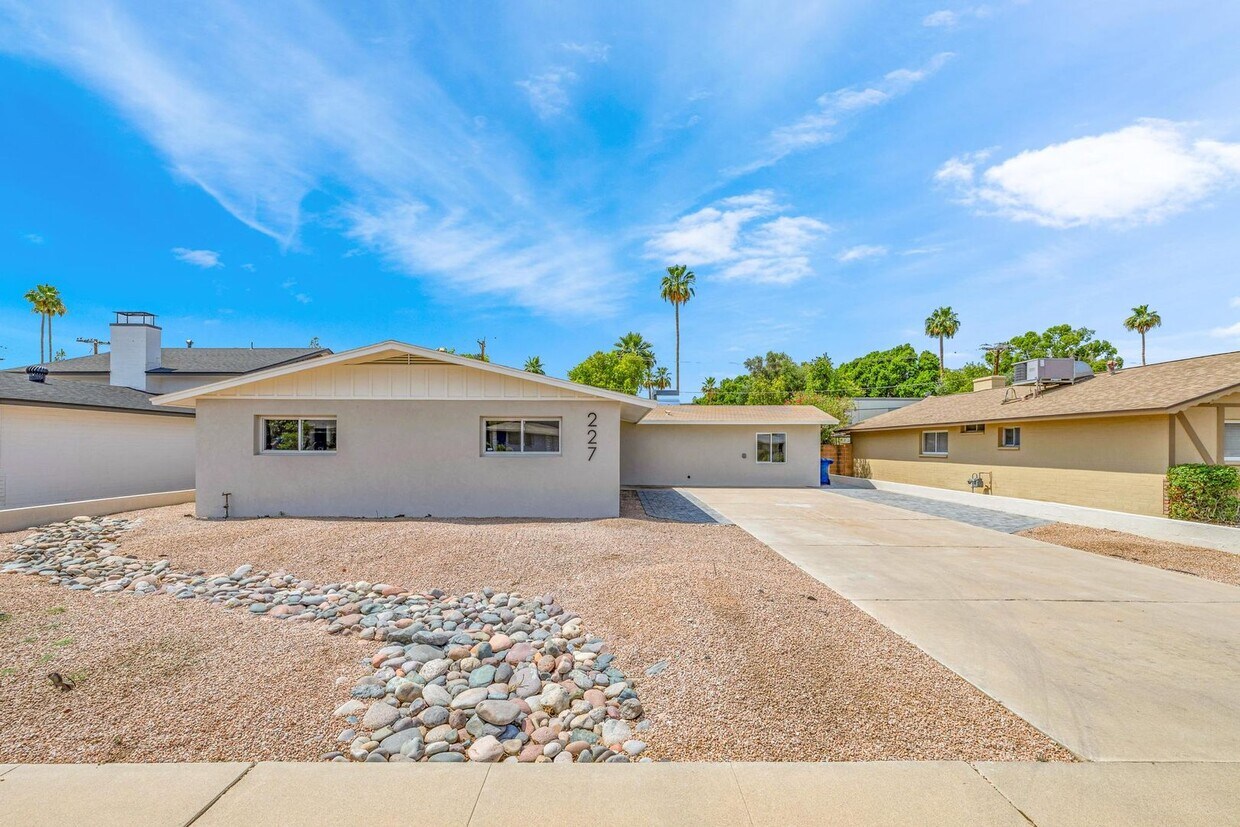 Foto principal - 6 Bedroom/4 Bath - Fully Remodeled