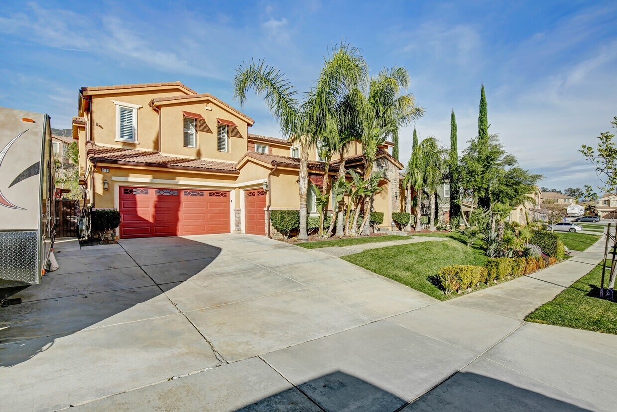 Primary Photo - Stunning 5/4.5 pool home located in the de...