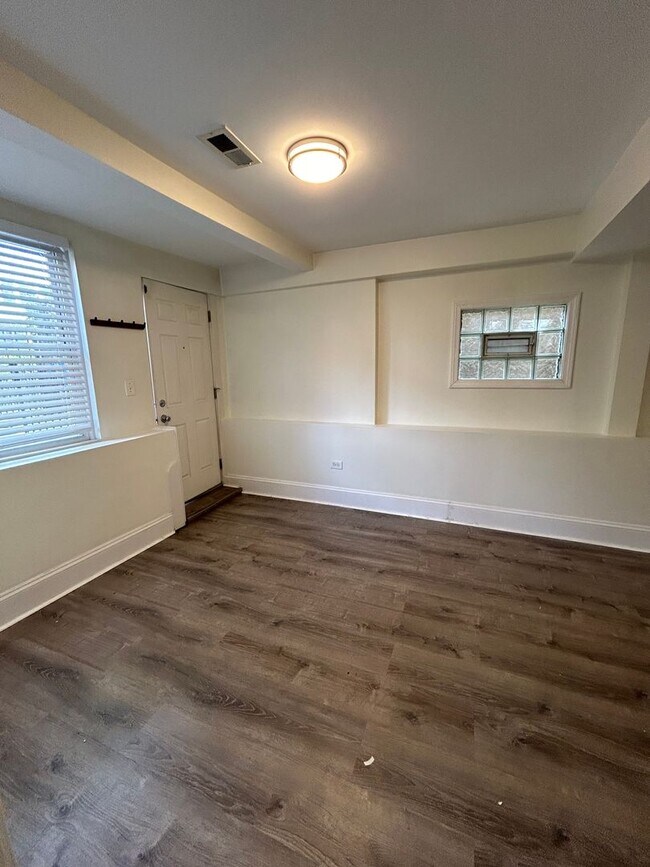 Foto del edificio - Noble Square – 2 Bed / 1 Bath - Central A/...