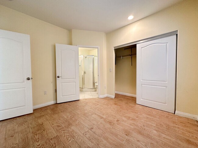 Foto del edificio - 8257 Golden Cir St